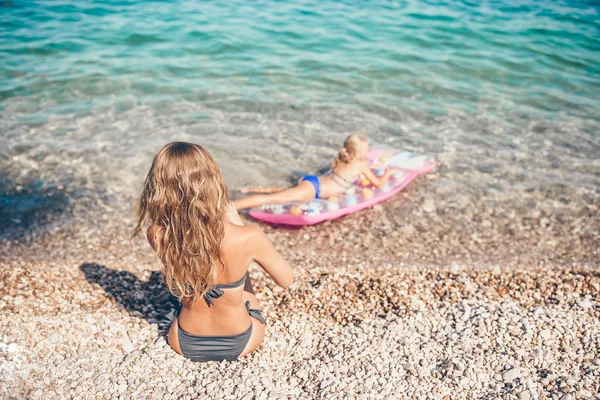 Genç kadın mükemmel turkuaz okyanus ile güneşlenme güneşin tadını — Stok fotoğraf