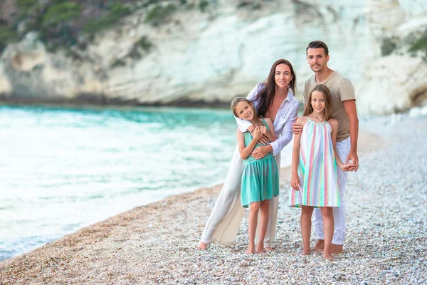 Genç aile tatilde çok eğleniyor. — Stok fotoğraf