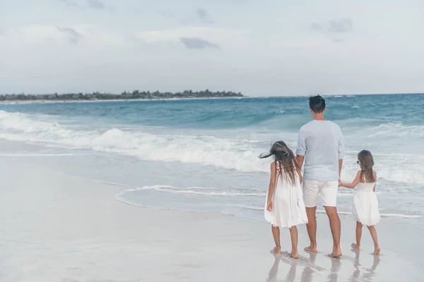Mutlu, güzel bir baba ve beyaz sahildeki çocuklar. — Stok fotoğraf