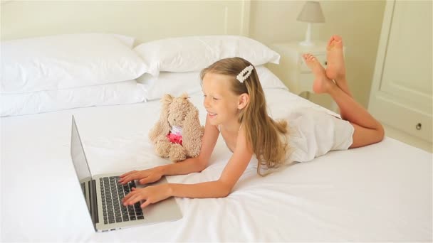 Carino bambina facendo i compiti sul computer portatile — Video Stock