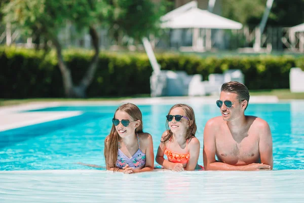 Boldog család négy a szabadban úszómedence — Stock Fotó