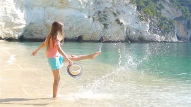 Sevimli küçük kız eğleniyor beach tatil sırasında