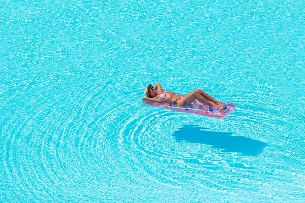 Junge Frau im Bikini-Luftmatratze im großen Pool — Stockfoto
