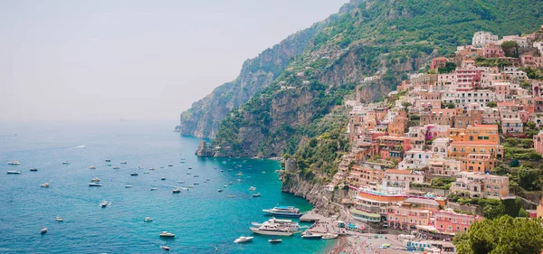 Belles villes côtières d'Italie - pittoresque Positano dans la côte amalfitaine — Photo