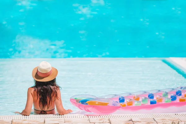 Bela jovem mulher relaxante na piscina. — Fotografia de Stock