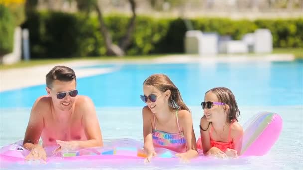 Padre y dos niños disfrutando de vacaciones de verano en la piscina de lujo — Vídeo de stock