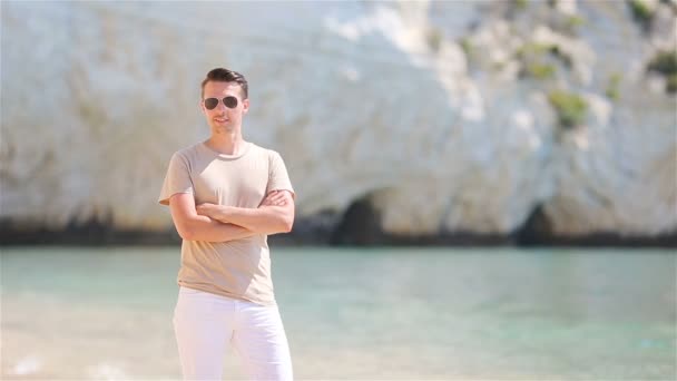 Jeune homme sur la plage blanche — Video