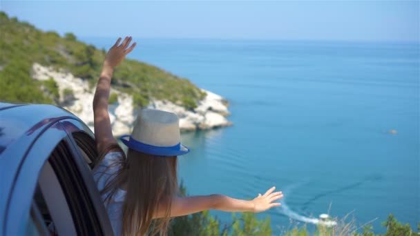 Niña en viaje de vacaciones en coche fondo hermoso paisaje — Vídeos de Stock