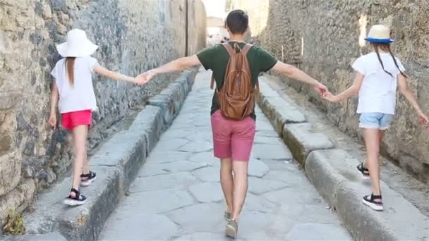 Отец и дети в руинах древнего города Помпеи возле вулкана Визувий, Помпеи, Неаполь, Италия — стоковое видео