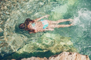 Şnorkel maskesi mutlu küçük kız tropikal balıklar ile sualtı dalış