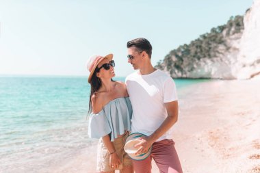 Yaz tatilinde beyaz plajda genç bir çift.