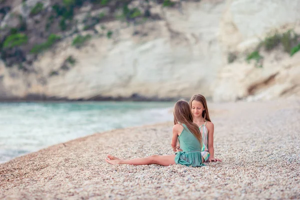 Małe dziewczynki bawią się na tropikalnej plaży podczas wakacji — Zdjęcie stockowe