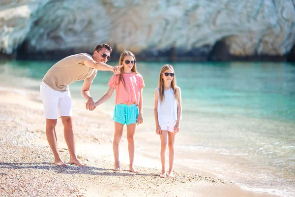 爸爸和孩子们在白沙滩上幸福而美丽的家庭 — 图库照片