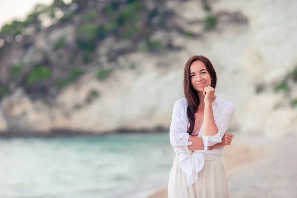 Jonge mooie vrouw op wit tropisch strand. — Stockfoto