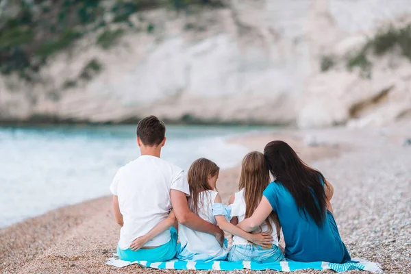 Ευτυχισμένη όμορφη οικογένεια με παιδιά στην παραλία — Φωτογραφία Αρχείου