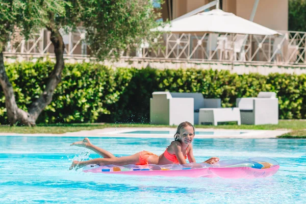 Adorabile bambino giocare in piscina all'aperto — Foto Stock