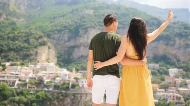 İtalya 'da yaz tatili. Arka planda Positano köyündeki genç çift, Amalfi Sahili, İtalya