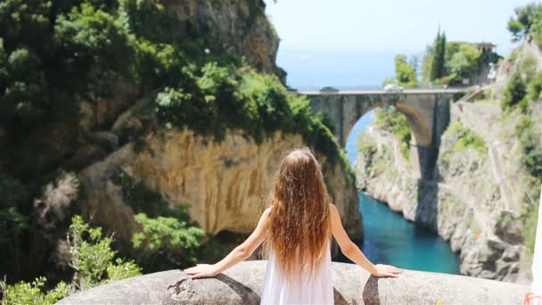 Berühmter Strand Fiordo di Furore von der Brücke aus gesehen. — Stockvideo