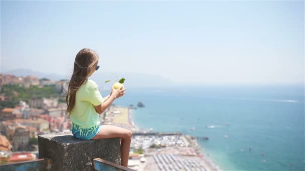 Große gelbe Zitrone in der Hand im Hintergrund des Mittelmeeres und des Himmels. — Stockvideo