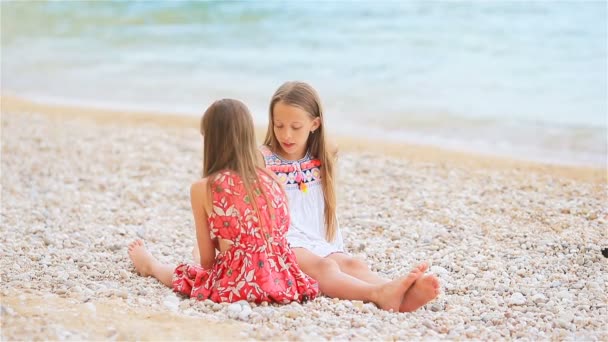 Niñas divirtiéndose en la playa tropical durante las vacaciones de verano — Vídeo de stock