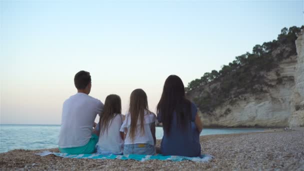 Família bonita feliz com crianças na praia — Vídeo de Stock