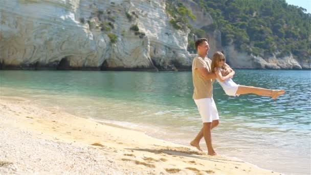 Feliz padre y su adorable hijita en la playa — Vídeos de Stock