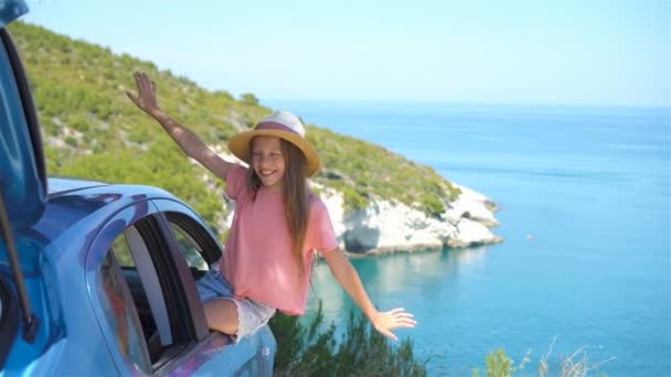 Niña en viaje de vacaciones en coche fondo hermoso paisaje — Vídeos de Stock
