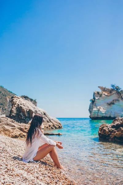 Frau liegt am Strand und genießt den Sommerurlaub mit Blick aufs Meer — Stockfoto