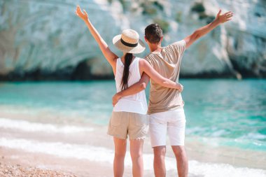 Yaz tatilinde beyaz plajda genç bir çift.