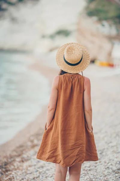 Młoda piękna kobieta na białej tropikalnej plaży. — Zdjęcie stockowe