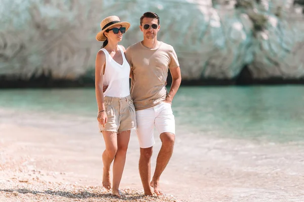 Pareja joven en playa blanca durante las vacaciones de verano. —  Fotos de Stock