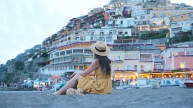 İtalya 'da yaz tatili. Arka planda Positano köyündeki genç kadın, Amalfi Sahili, İtalya