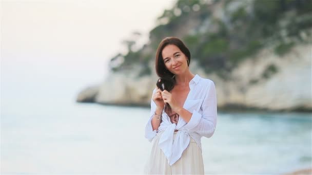 若いです美しいです女性上の白い熱帯ビーチ. — ストック動画