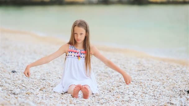 夏休みにビーチでかわいい女の子 — ストック動画