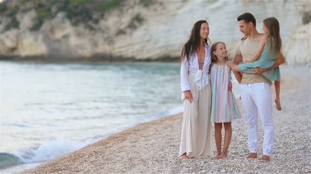Onnellinen kaunis perhe lasten kanssa rannalla — kuvapankkivideo