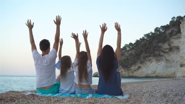 Feliz hermosa familia con niños en la playa — Vídeos de Stock