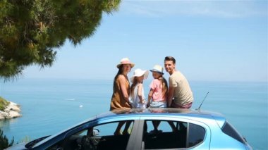 Yaz gezisi ve genç bir aile tatilde.