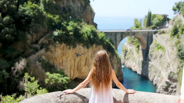 Διάσημη παραλία fiordo di furore δει από τη γέφυρα. — Αρχείο Βίντεο