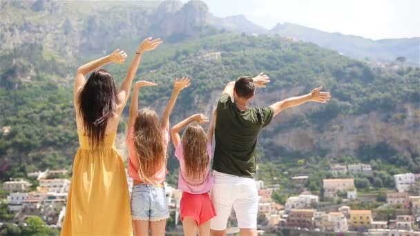Familia de vacaciones en la costa de Amalfi en Italia — Vídeos de Stock