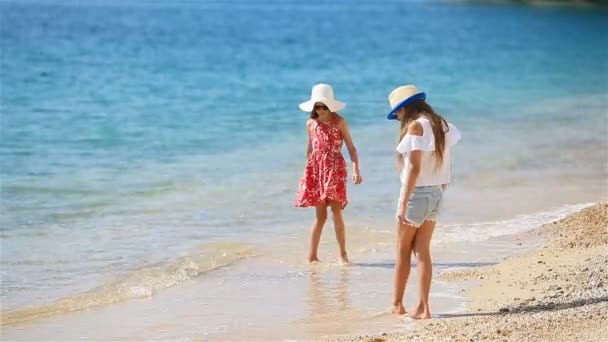 Le bambine si divertono sulla spiaggia tropicale durante le vacanze estive — Video Stock