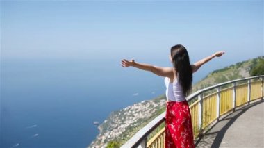 İtalya'da yaz tatili. Arka planda genç kadın, Amalfi Coast, İtalya