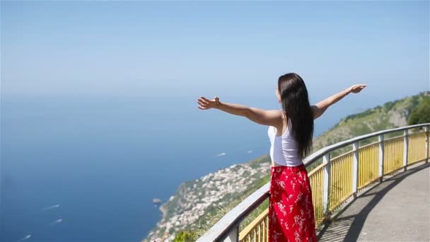 Літній відпочинок в Італії. Молода жінка на задньому плані, узбережжя Амальфи, Італія — стокове відео