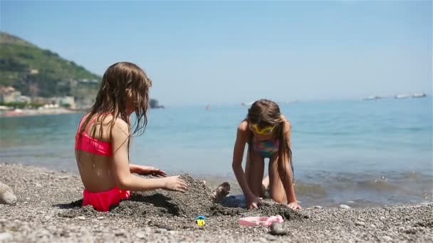 Kislányok szórakozás trópusi strandon a nyári vakáció alatt — Stock videók