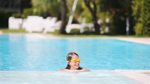 Adorable niña nadando en la piscina al aire libre — Vídeos de Stock