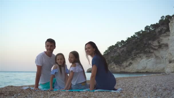 Ευτυχισμένη όμορφη οικογένεια με παιδιά στην παραλία — Αρχείο Βίντεο