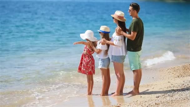 Jonge familie op vakantie hebben veel plezier — Stockvideo