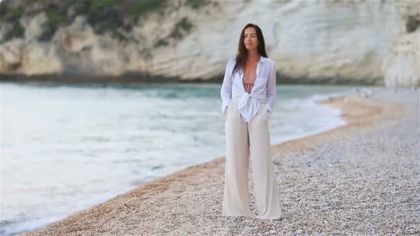 Junge schöne Frau am weißen tropischen Strand. — Stockvideo