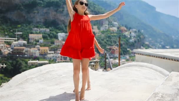 Schattige kleine meisjes op warme en zonnige zomerdag in Positano stad in Italië — Stockvideo