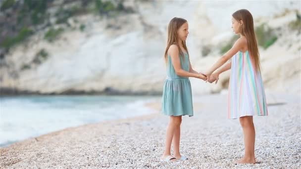 Le bambine si divertono sulla spiaggia tropicale durante le vacanze estive — Video Stock