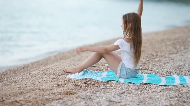 Yaz tatilinde sahilde tatlı küçük bir kız. — Stok video